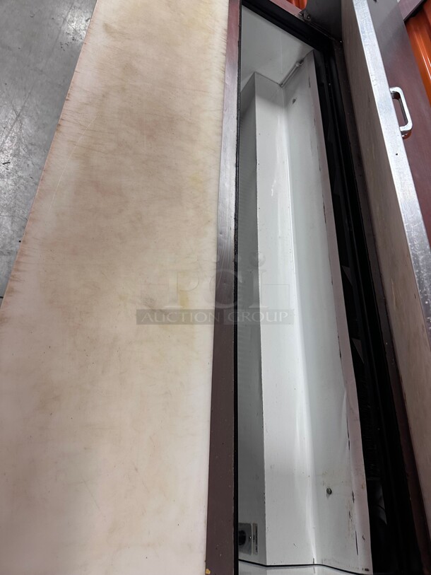 Working! True TSSU-60-16 - Sandwich/Salad Prep Table, (16) pans, (2) full doors, stainless steel front 115 Volt NSF Tested and Working! - Image 7 of 9