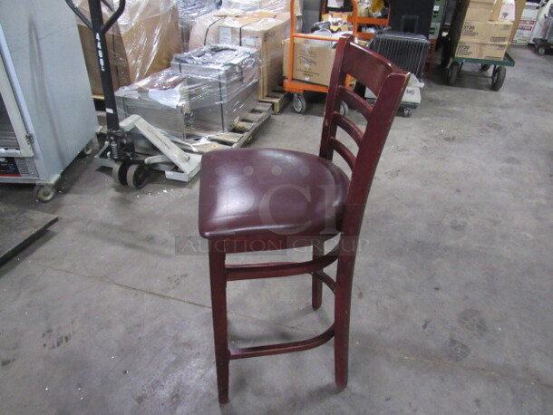 Wooden Bar Stool With A Cushioned Seat And Footrest. 2XBID - Image 2 of 3