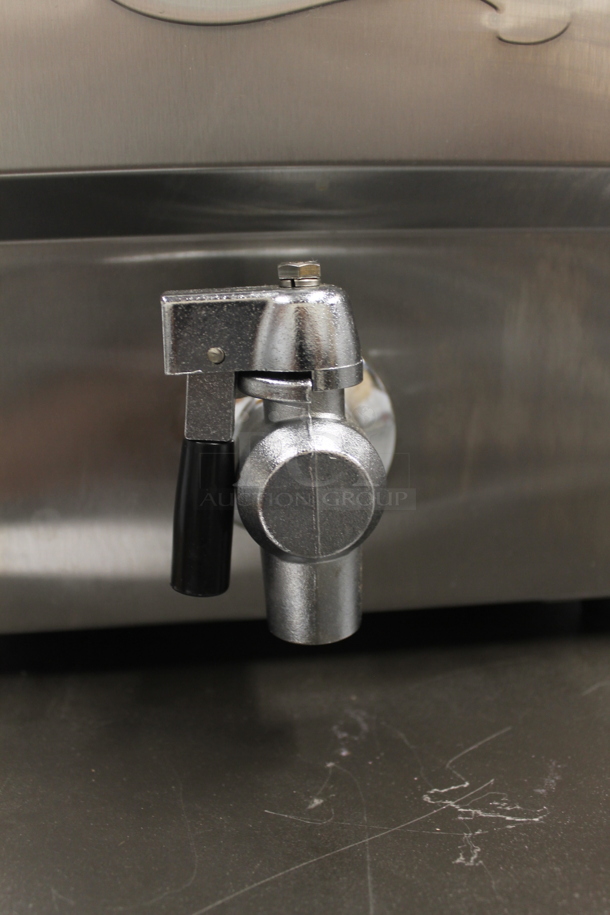 BRAND NEW SCRATCH AND DENT! Avantco 1771F200 Commercial Stainless Steel Electric Single Countertop Fryer With Night Cover and Fry Baskets. 208-240V. Tested And Working!  - Image 4 of 10