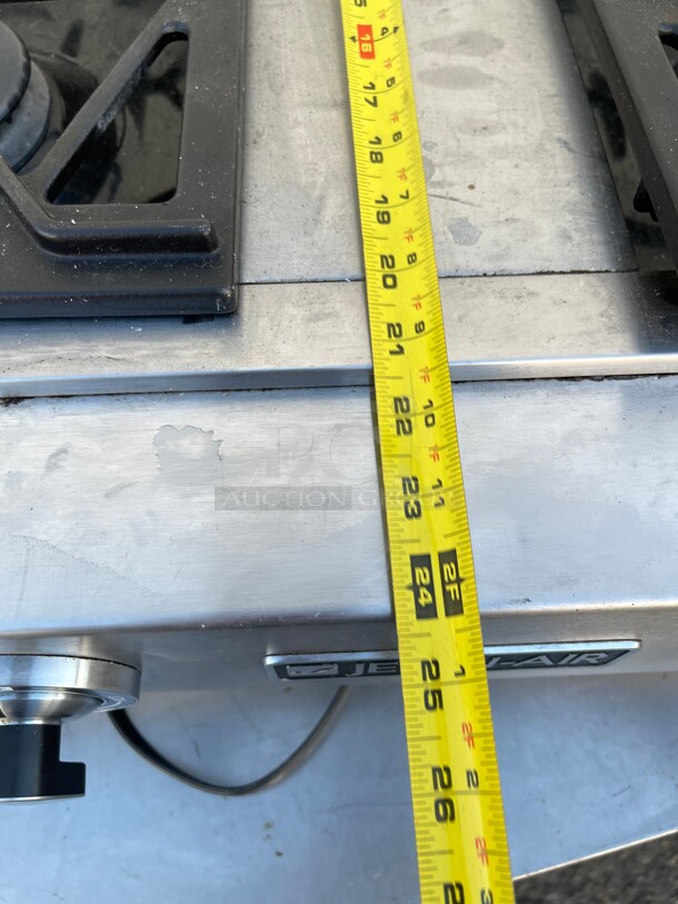 Clean! Jenn-air Pro-Style Series
30 inch Pro-Style Gas Rangetop with 4 Sealed Burners and Flame-Sensing Reignition Natural Gas Tested and Working! - Image 9 of 10