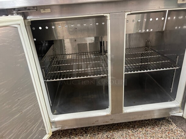 Everest Refrigeration EPR2 47.5 Inch Two Section Side Mount Sandwich Prep Table 9 Cubic Feet 115 Volt NSF  - Image 8 of 9