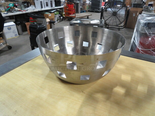 8X4 American Metalcraft Stainless Steel Bowl. 2XBID