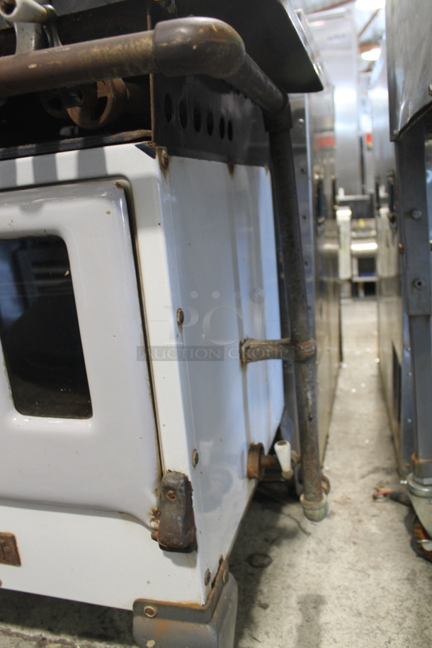 VINTAGE! Alacazar Metal Commercial Gas Powered 4 Burner Range w/ Oven, Over Shelf and Back Splash.  - Image 6 of 9