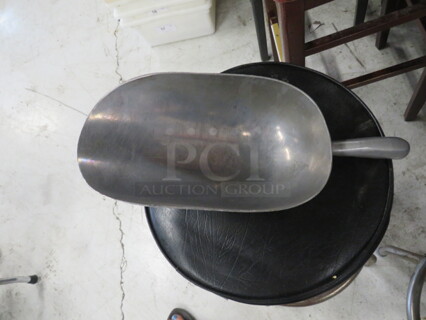 One 85oz Aluminum Ice Scoop.
