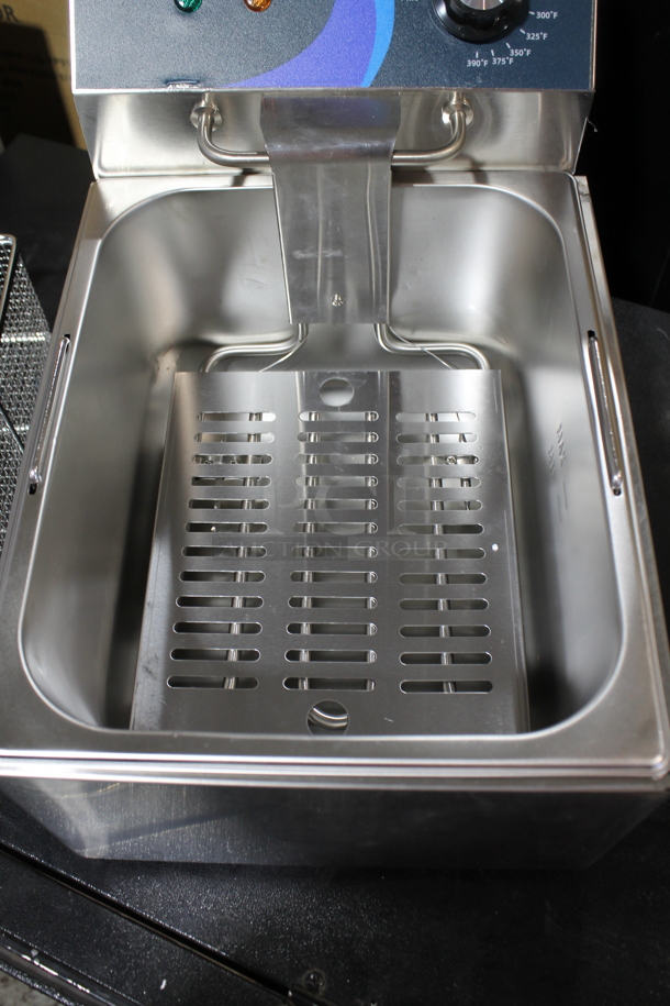 BRAND NEW SCRATCH AND DENT! 2023 Hoocoo FRY-10L Stainless Steel Commercial Countertop Electric Powered Fryer w/ Lid and Fry Basket. 120 Volts, 1 Phase. - Image 5 of 7