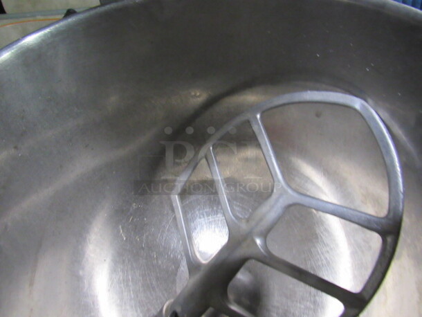 One Globe 8 Quart Commercial Mixer With Bowl And Paddle. Model# SP8. 110 Volt.  - Image 3 of 4