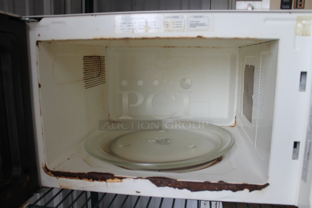 RCA RMW1112 Metal Countertop Microwave Oven. 120 Volts, 1 Phase.  - Image 4 of 6