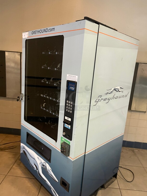 Money Maker! Seaga Infinity INF5S Commercial Snack Vending Machine Comes With CC Reader and Money Holder 115 Volt With Keys NSF Tested and Working! 40x37x72 - Image 5 of 9