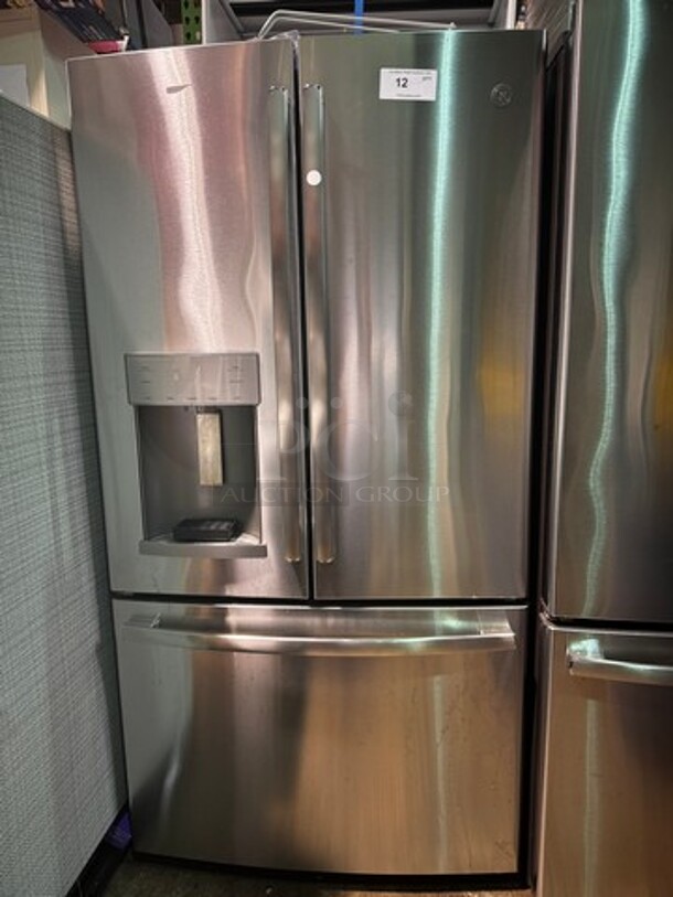 GE 36" Top/Bottom Stainless Steel Residential Refrigerator. Excellent condition , like new! 70" H x 36" W x 27" D - Image 2 of 6