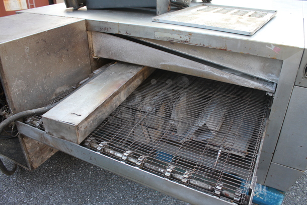 Blodgett MT-32S Master-Therm Stainless Steel Commercial Natural Gas Powered Conveyor Pizza Oven w/ Metal Legs on Commercial Casters. 125,000 BTU. - Image 5 of 9