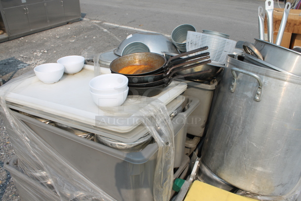 ALL ONE MONEY! Lot of Stock Pot, Cutting Boards, Small Frying Pans, White Bowls, Hammered Cups, Wood Pallet AND MORE! - Image 4 of 6