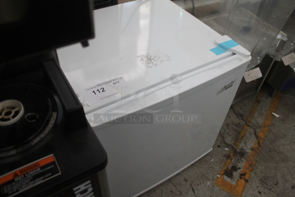 Arctic King AUFM011AEW Mini Freezer. 115 Volts, 1 Phase. Tested and Does Not Power On - Image 2 of 5