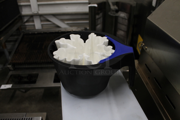 	BRAND NEW SCRATCH AND DENT! Curtis RTB Stainless Steel Commercial Countertop Iced Tea Machine w/ Poly Brew Basket. Stock Picture Used as Gallery: Does Not Come w/ Beverage Holders. 120 Volts, 1 Phase. Tested and Working! - Image 4 of 7