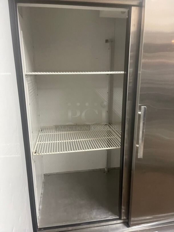 Working! True T-72F 79 inch Three Section Reach In Commercial Freezer, (3) Solid Doors, 115/22- Volt 1 Phase  NSF Tested and Working! - Image 4 of 8