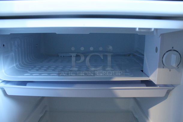 Galanz GLR33MBKE23 Metal Mini Cooler. 115 Volts, 1 Phase. Tested and Working! - Image 4 of 5