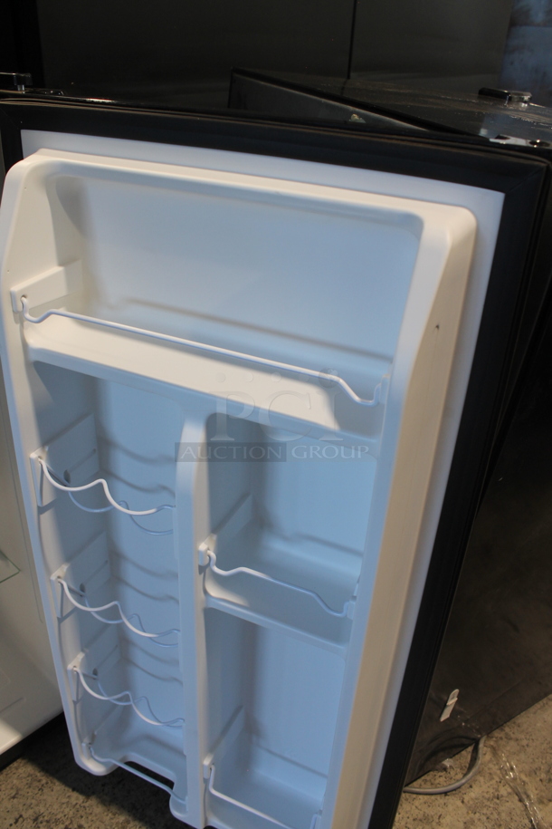 Galanz GLR33MBKE23 Metal Mini Cooler. 115 Volts, 1 Phase. Tested and Does Not Power On - Image 4 of 6