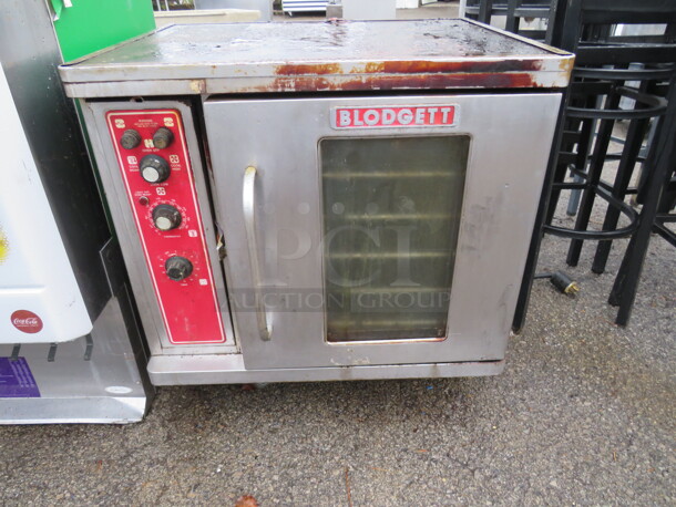 One Blodgett Half Size Electric Convection Oven With 5 Racks. 30X27X25 - Image 1 of 2