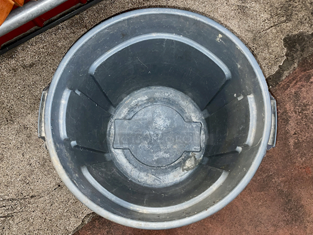 CLEAN! Rubbermaid Brute 55-Gallon Trash Can. - Image 3 of 3