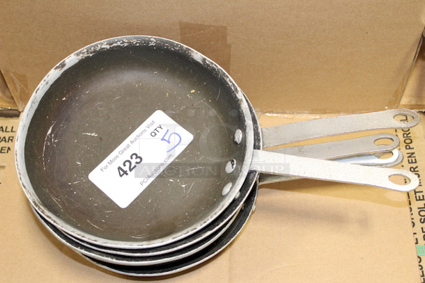 AWESOME VALUE! Browne 5813828 8" Non-Stick Aluminum Frying Pan w/ Solid Silicone Handle. 5x your Bid - Image 2 of 5