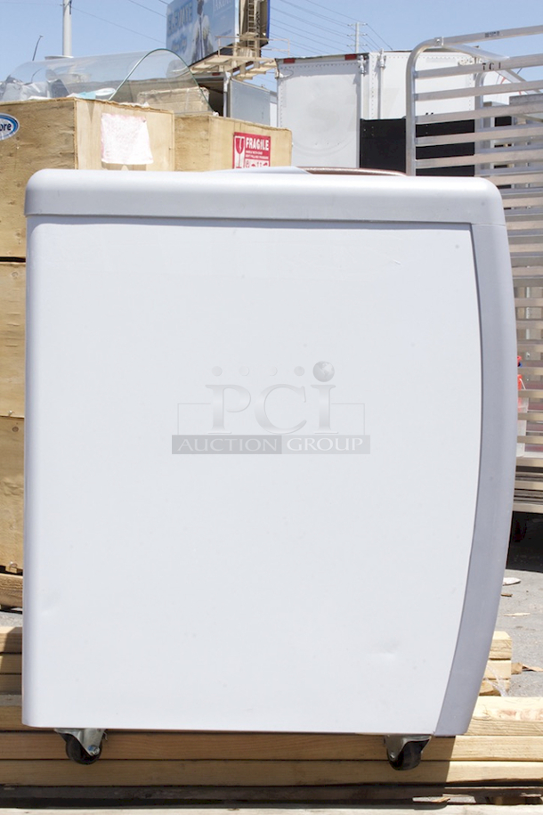 BRAND NEW SCRATCH & DENT! Avantco DFF9-HCL 39" Flat Top Display Ice Cream Freezer. SN:DFF91220230032 Tested. Turns On Does Not Get Cold. 
 - Image 2 of 6
