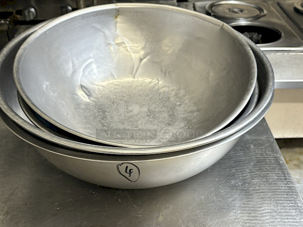 LARGE Mixing Bowls. 1 is Damaged. 4x your Bid - Image 1 of 4