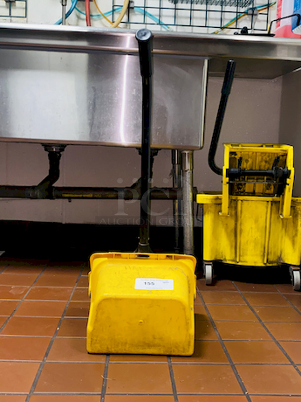 Rubber Maid Dust Pan  - Image 3 of 4