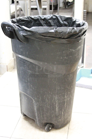 44 Gallon Garbage Can With Casters. 