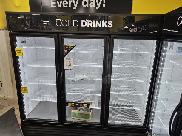 True GDM-72-HC~TSL01 Three Section Display Refrigerator w/ Swing Doors! Very nice condition! - Image 1 of 2