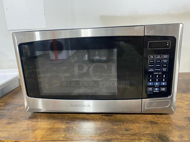 BRAND NEW Scratch & Dent Insignia microwave oven  