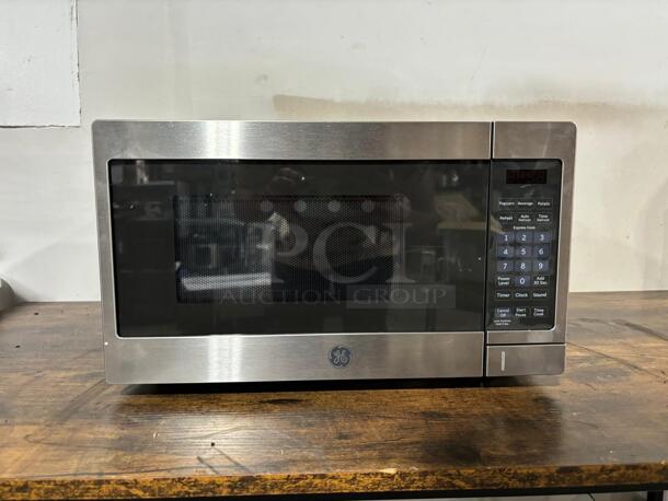 Brand New Scratch & Dent GE JES1072SHSS
0.7 cu. ft. Countertop Microwave Oven with Convenience Controls, Auto Defrost, 700 Watts, Glass Turntable, and Kitchen Timer: Stainless Steel: Stainless Steel - Item #1114551