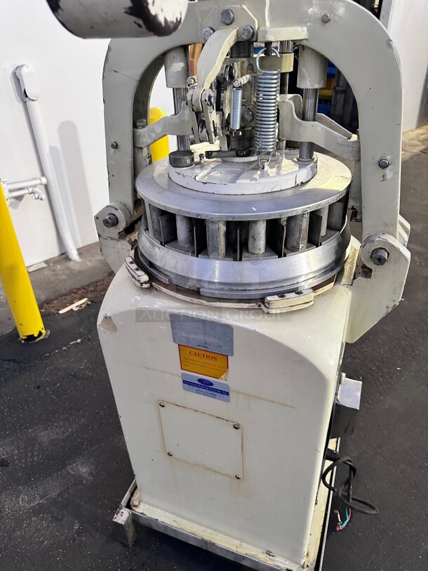 ABS SM-1136 Divider Rounder 36 Part, Used Excellent Condition 229 Volt 3 Phase Tested and Working - Image 9 of 9