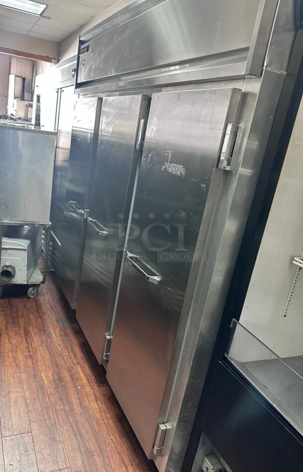 Working Continental  78 inch Three Section Commercial Refrigerator Freezer - Solid Doors, Top Compressor, 220 Volt 1 Phase - Image 5 of 6