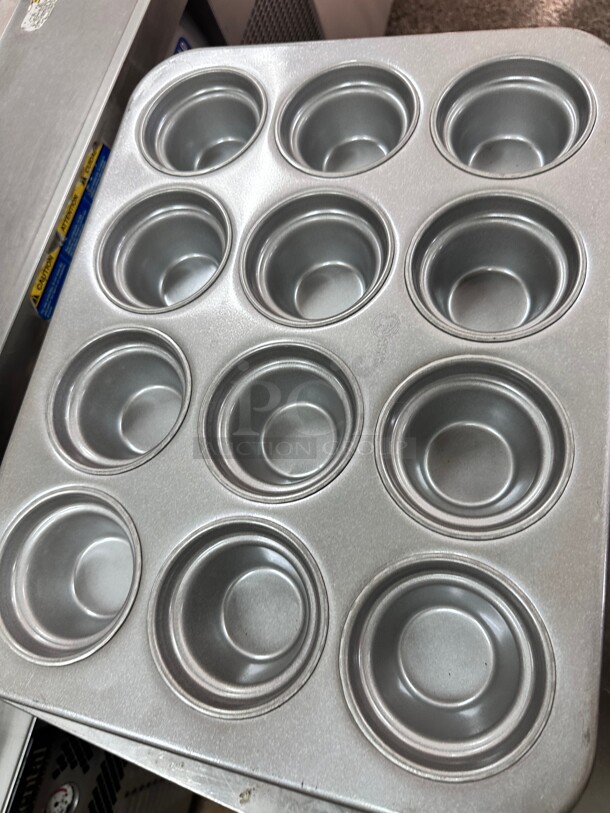 Chicago Metallic 43555 Large Crown Muffin Pan, Makes (12) 3 1/2" Muffins, - Image 3 of 8