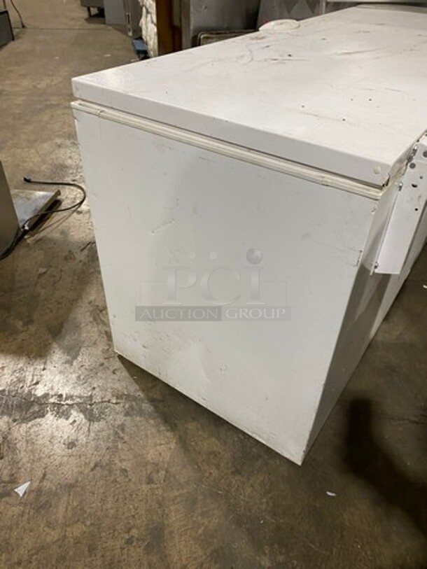 Electrolux White Commercial Reach In Chest Freezer/ Cooler! With Hinged Top Lid! Model: FGCH25M8LW1 SN: WB31948704 115V - Image 3 of 8