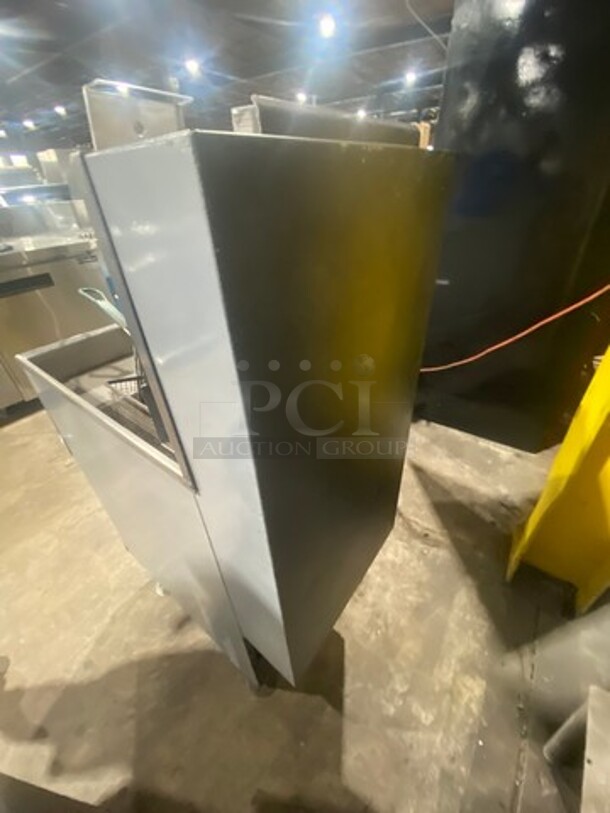 Pitco Commercial Natural Gas Powered Deep Fat Fryer! With 2 Metal Frying Baskets! All Stainless Steel! On Legs! Model: 35C SN: G09LB037953 - Image 4 of 9