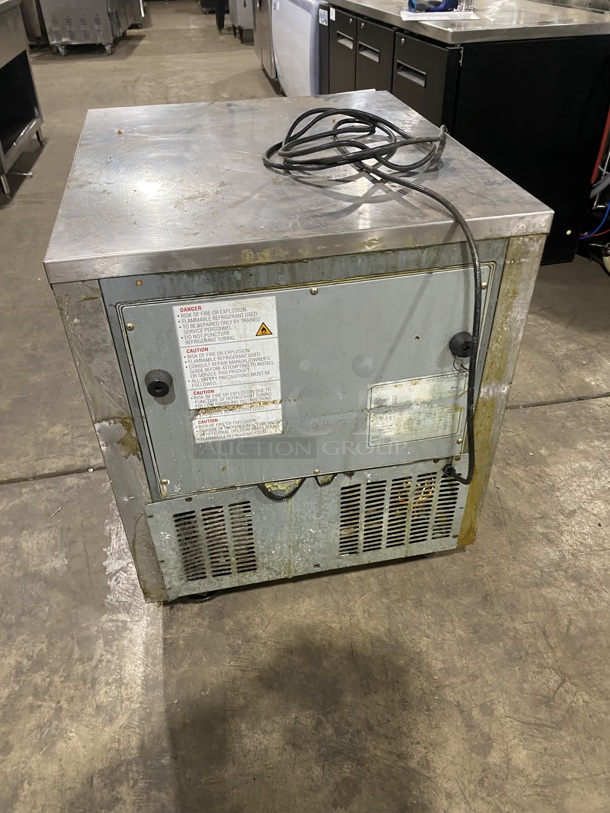 Everest ETBF1 Stainless Steel Commercial Single Door Undercounter Freezer on Commercial Casters. 115 Volts, 1 Phase. 28x32x34. Tested and Working! - Image 2 of 6
