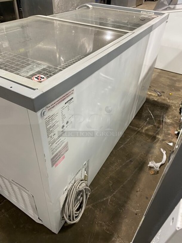 AHT Commercial Reach Down Chest Freezer Display Merchandiser! Model: PARIS145 SN: 40990900000112 110/120V 60HZ 1 Phase - Image 4 of 7