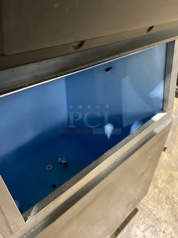 Manitowoc Commercial Ice Maker Machine! With Commercial Ice Bin! All Stainless Steel! On Legs! Model: QD0452A SN: 030964976 115V 60HZ 1 Phase - Image 5 of 7