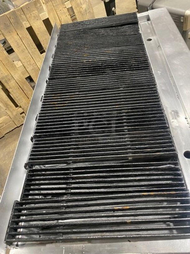 SWEET! Vulcan Commercial Countertop Natural Gas Powered Char Broiler Grill! Stainless Steel Body! On Small Legs! - Image 5 of 9