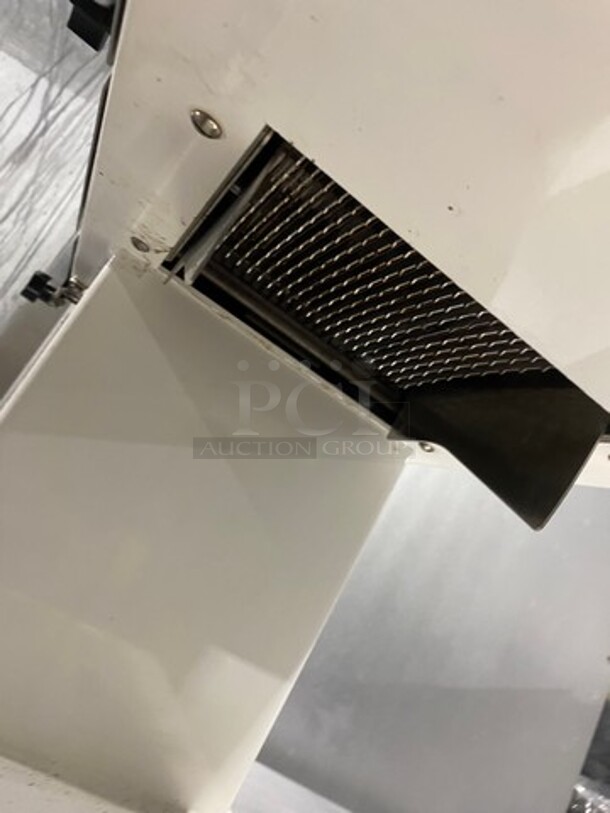 Oliver Commercial Countertop Mini Chip Slicer! Model: 738 SN: 188922 115V 60HZ 1 Phase - Image 7 of 8