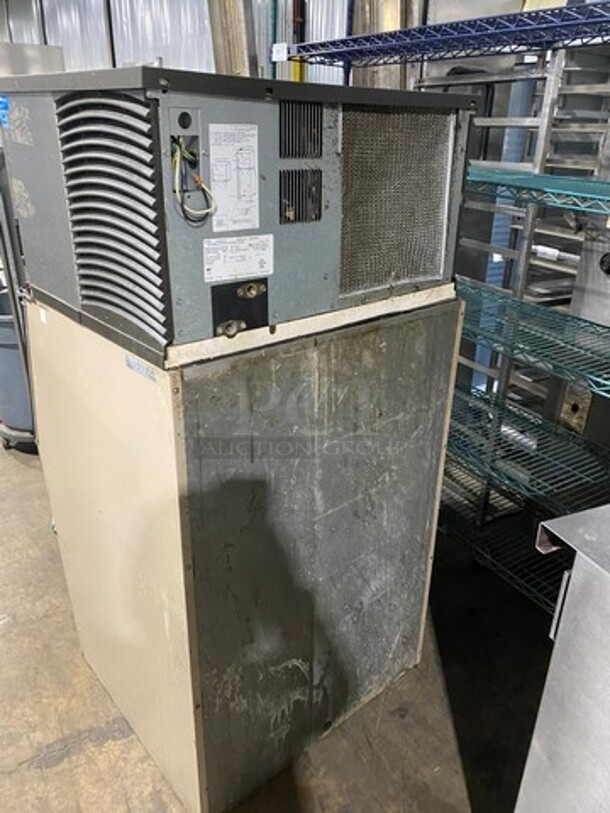 Manitowoc Commercial Ice Maker Machine! With Commercial Ice Bin! All Stainless Steel! Model: IY0304A161 SN: 1101024827 115V 60HZ 1 Phase - Image 3 of 9