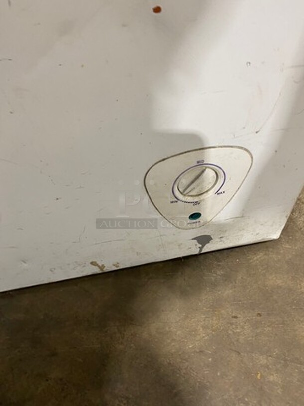 Commercial Reach Down Chest Freezer/ Cooler! With Hinged Top Lid! Model: CFCE09SW SN: 1D60190058 115V 60HZ 1 Phase - Image 6 of 8