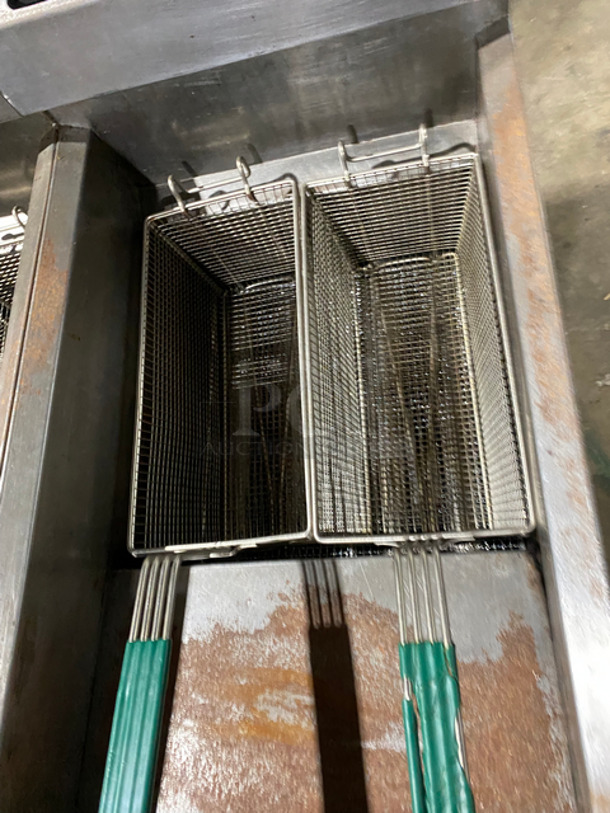 Pitco Frialator Commercial Natural Gas Powered 2 Bay Deep Fat Fryer! With Back Splash! With 4 Metal Frying Baskets! All Stainless Steel! On Casters! - Image 6 of 10