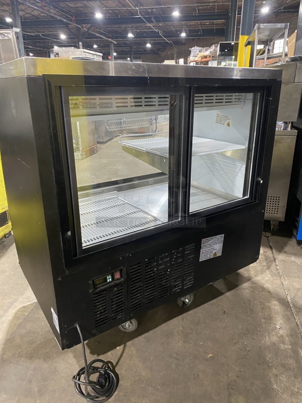 NICE! AVANTCO Curved Glass Refrigerated 48Inch Deli Display Case Merchandiser!  Model 115V 1 Phase!   - Image 4 of 8