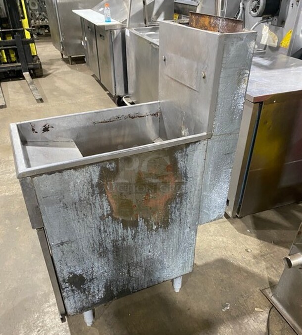 Pitco Commercial Natural Gas Powered 40 LBS Deep Fat Fryer! With BacK Splash! Stainless Steel! On Legs! MODEL 40D SN:G16KC080297 115v - Image 4 of 8
