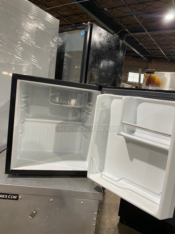 Ever Chill Home Mini Cooler! MODEL BC46 SN: 1102000173 115V  - Image 6 of 9