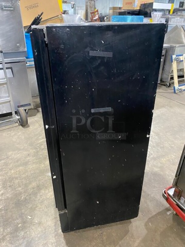 True Commercial Single Door Reach In Refrigerator Merchandiser! View Through Door! With Poly Coated Racks! Model: GDM10 SN: 12477007 115V 60HZ 1 Phase - Image 2 of 8