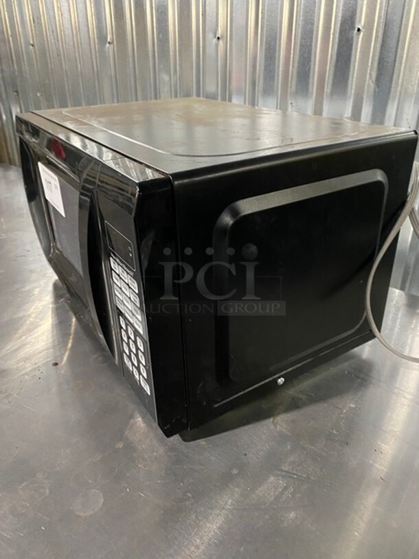 Hamilton Beach! Digital Microwave! 700 WATTS  - Image 2 of 9