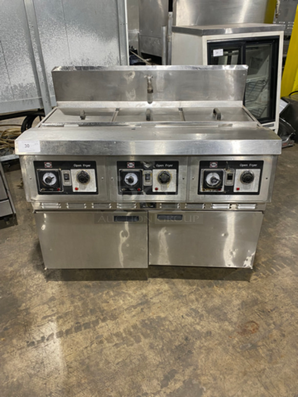 WOW! Henny Penny Commercial Electric Powered 3 Bay Open Fryer! With Fryer Covers! With Backsplash! All Stainless Steel! On Casters!