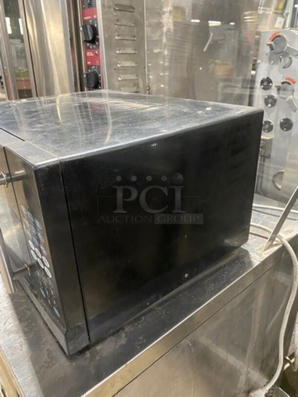 Oaster Couter Top Microwave Oven! Model OGB61303G! 120V 1Phase! - Image 3 of 8